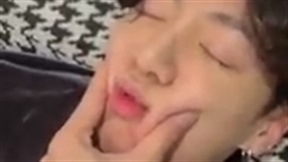 لبای بچه رو چرا همچین میکنی^_____^