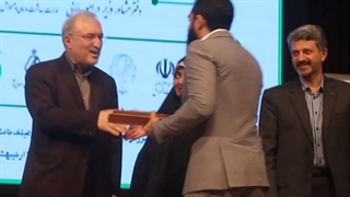 اهدای لوح تقدیر به دکتر حسین دلشاد کاشت ریش