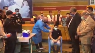نوه ١٢ ساله وزیر بهداشت واکسن تزریق کرد