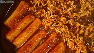 اسمرفود/خوردن نودل تند/مرغ/مرغ سوخاری/سوشی/سوسیس