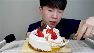 چالش خوردن کیک توت فرنگی