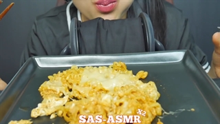چالش خوردن نودل پنیری توسط sas asmr