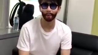 یکی گوشی رو از اینا بگیرع:\خداروشکر 6 تا پسر نرمالو استن میکنیم که نرمال ترین هیونگ تاریخم بینشونه