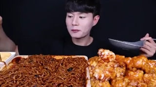 اسمرفود/خوردن مرغ سوخاری /نودل تند لوبیا سیاه