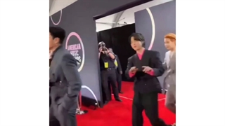 بی تی اس برروی فرش قرمز