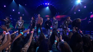 Coldplay X BTS اجرای آهـنگ «مـای یـونیورس» از گروه بی تی اس و کـلدپلی در مراسم AMAs کیفیت HD