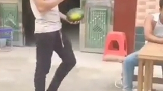 بخاطر یه هندونه دوستشون دو دستی داد به چوخ 