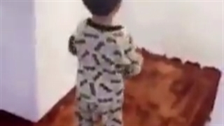 بچه داره نماز میخونهxd کپ