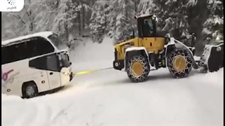 لودر تو برف اتوبوس رو میکشه