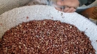 تفاوت برشته کردن بادام زمینی با نمک و با شن