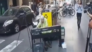 هنرنمایی ناتالی پیرترین نوازنده میلبورن در سن 92 سالگی