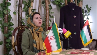 مریم سلیم زاده تنبور دوزی در جمع خبرنگاران