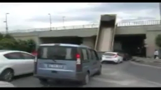 گیر کردن تریلی زیر پل