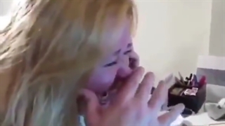 از خنده کبود شد