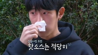 جونگ هه این تو خارج یه غذا تست میکنه گریه اش میگیره