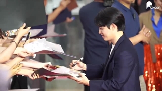 کات حضور دی او در مراسم فرش قرمز فیلم سینمایی The Moon و امضا دادن به فن ها