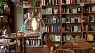 دکوراسیون کافی شاپ استفاده از کتاب برای دکوراسیون کافه