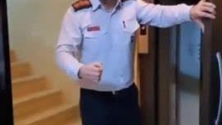 هنگام سوار شدن آسانسور