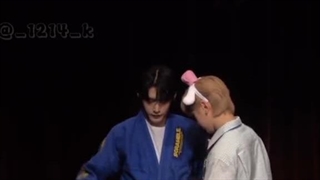 تورو خدا ببینید جیوونگ چجوری نگاش میکنه!وای من مرگ