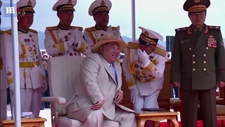 خوشحالی کیم جونگ اون در مراسم رونمایی از اولین زیردریایی مجهز به سلاح هسته ای کشورش