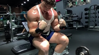 ساعد هالتر دست جمع روی میز