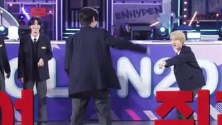 سونگهون و رقص استیکی ولی حیف شداا (. ❛ ᴗ ❛.)