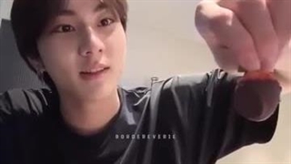 عشقش نسبت به این دو تا بیش از حده .... کلا ذهنش فقط استرابری با چاکلته:)