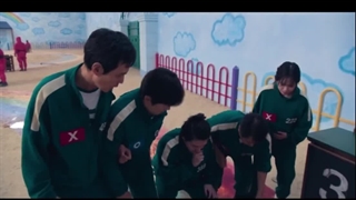 سکانس یه قل دو قل بازی کردن در سریال اسکویید گیم