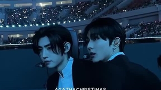 ما حتی شانس نداریم اونجا باشیم این یکی انقدر خوش شانسه که انقدر نزدیک و کیوتتت می تونه ببینتش اشککککککککککککک