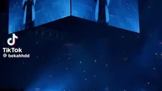 دلم همچین کنسرتی رو میخواد (: رو اهنگه قفلی زدم (:ولی صدای بیلی ایلیش با این اهنگش قلب: