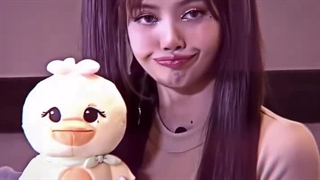 وقتی لیسا خودشو شبیه عروسک میکنهههه