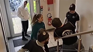 دختره رو میخواستن کیفشو بزنن دختره همشون رو زد....